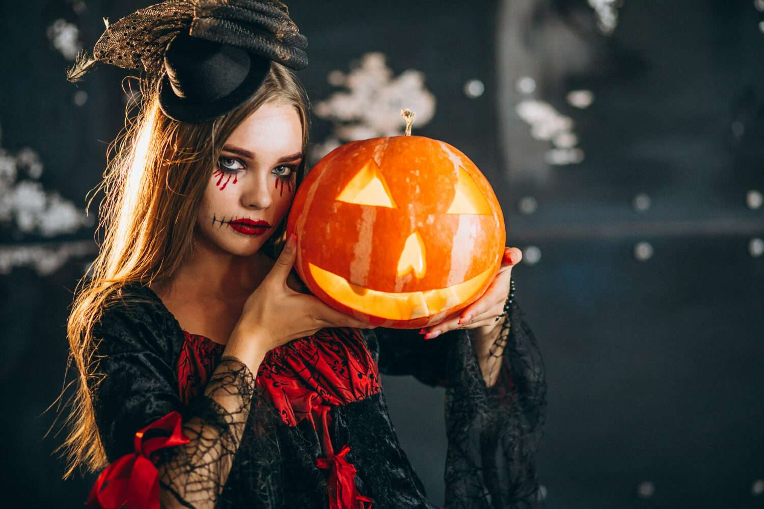 Bruxa linda e jovem no halloween